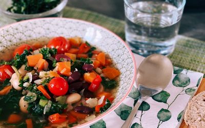 Grønnsakssuppe med tomater, grønnkål og bønner