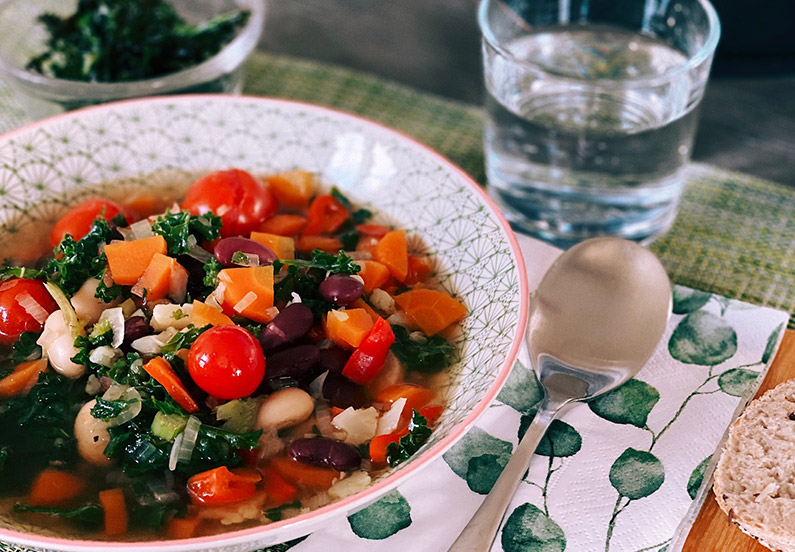 Grønnsakssuppe med tomater, grønnkål og bønner