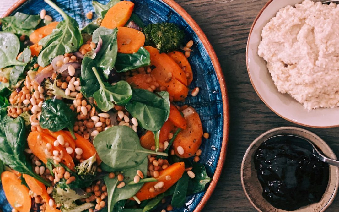 Varm linsesalat med ovnsbakte grønnsaker og cashewdressing